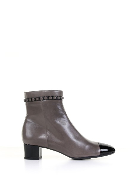 Leather ankle boot with contrasting details