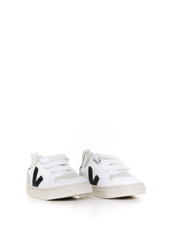 Sneaker with side logo