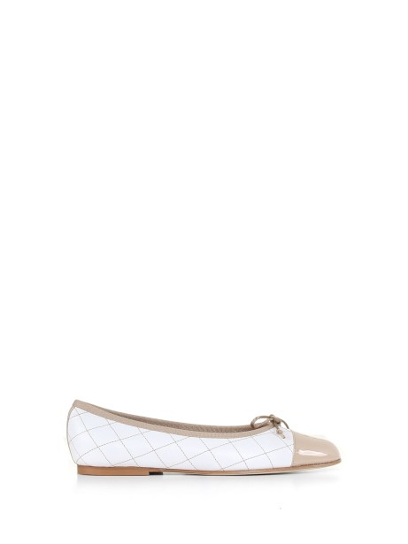 Ballerina shoes with patent leather detail