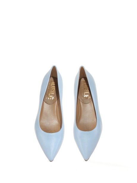 Pump in light  blue leather
