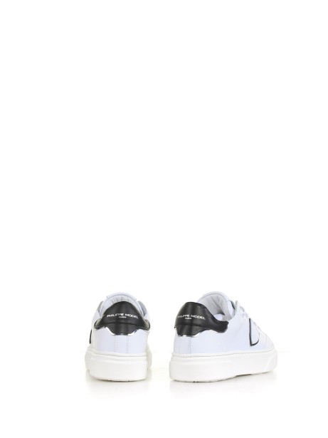 Leather sneaker with contrasting details