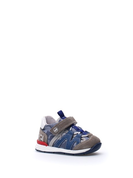 Sneaker camouflage con strappo