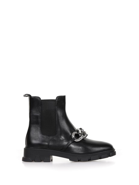 Scarlett ankle boot with chain
