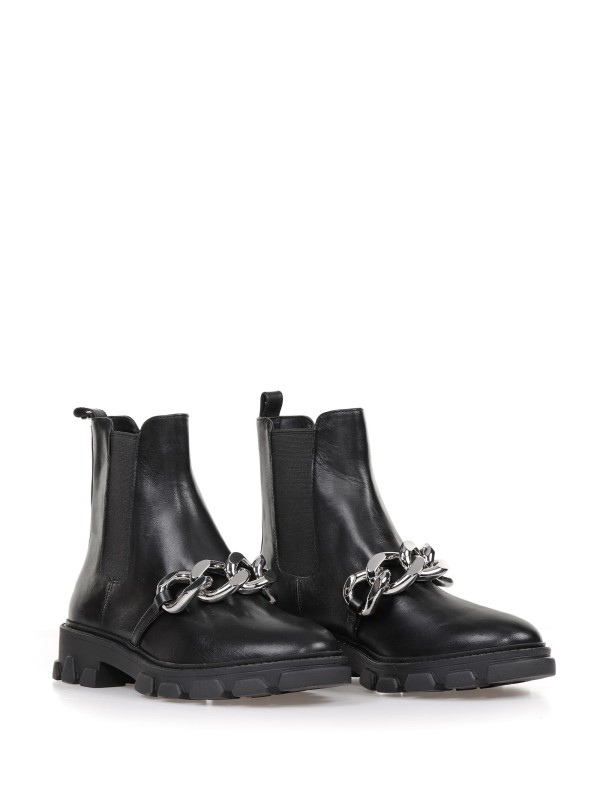 Scarlett ankle boot with chain