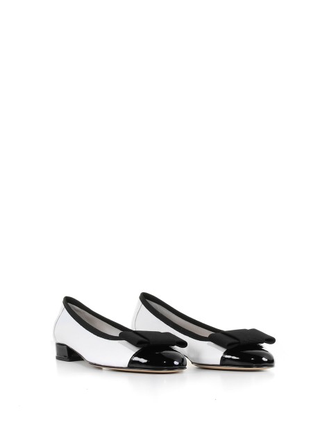 Ballerina shoes with patent leather details