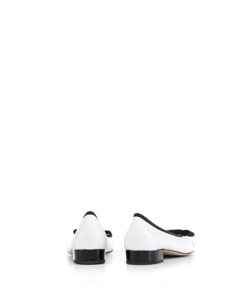 Ballerina shoes with patent leather details