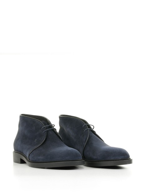 Ankle boot with laces