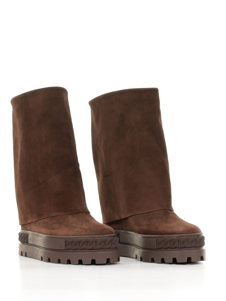 Reversible boot with internal wedge