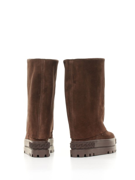 Reversible boot with internal wedge