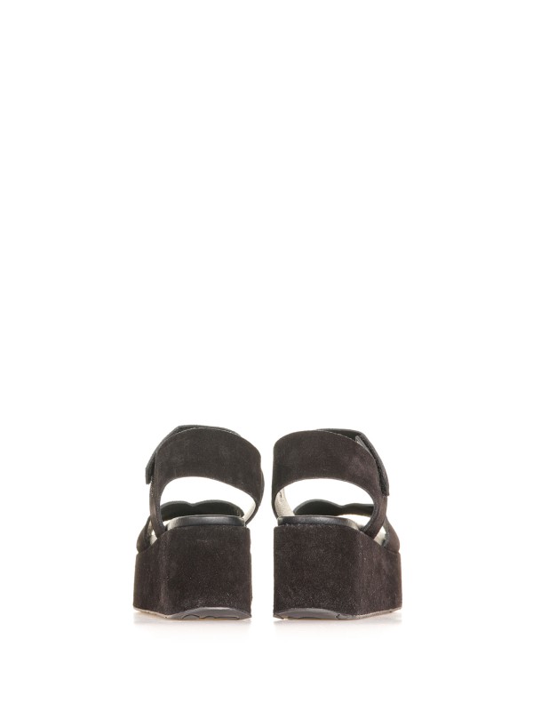 Sandalo in suede con zeppa