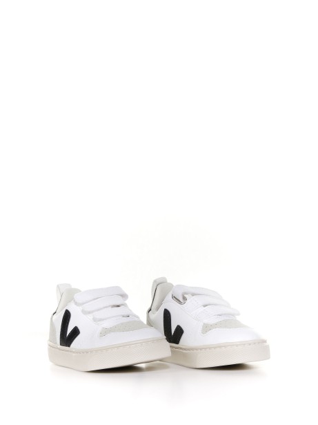 Sneaker with side logo