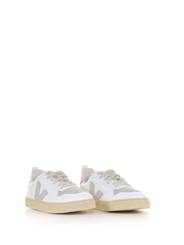 Sneaker with contrasting details