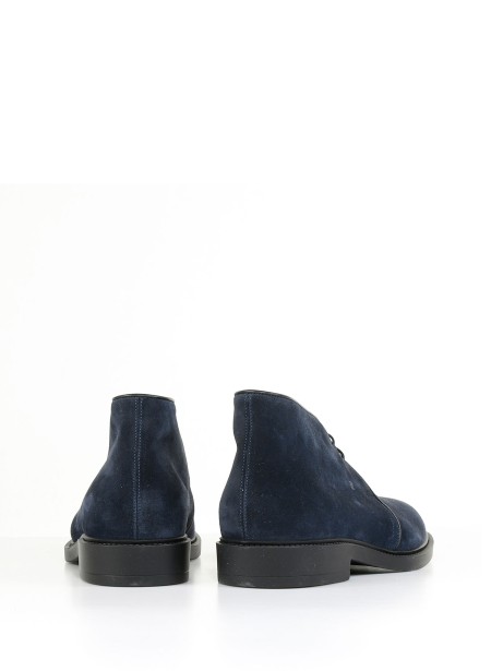 Ankle boot with laces