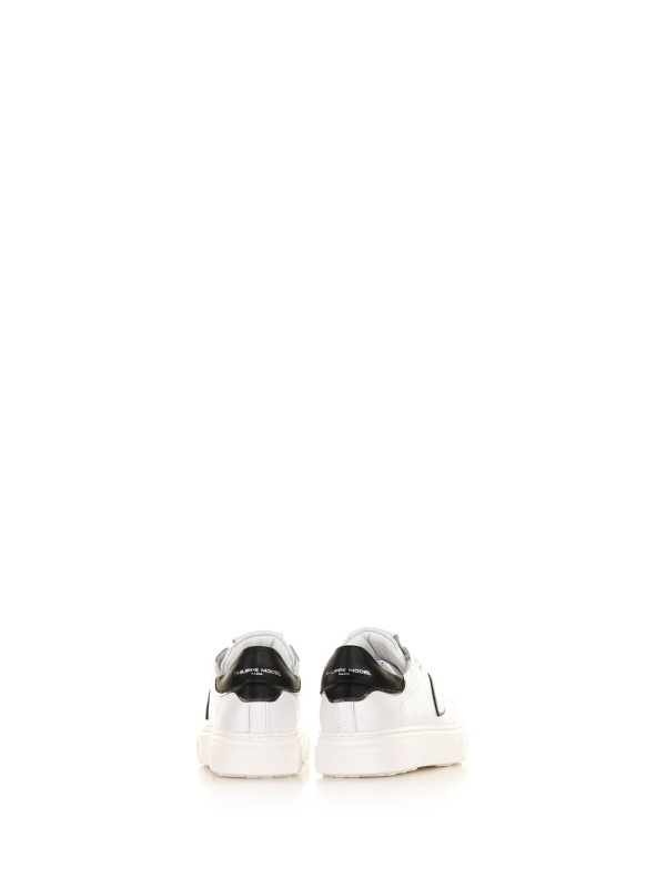 Sneaker in pelle con tallone a contrasto