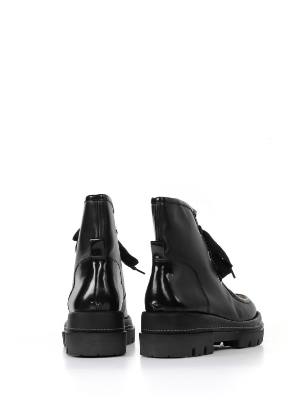 Ankle boot with animalier details