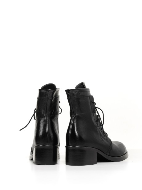 Ankle boot in leather