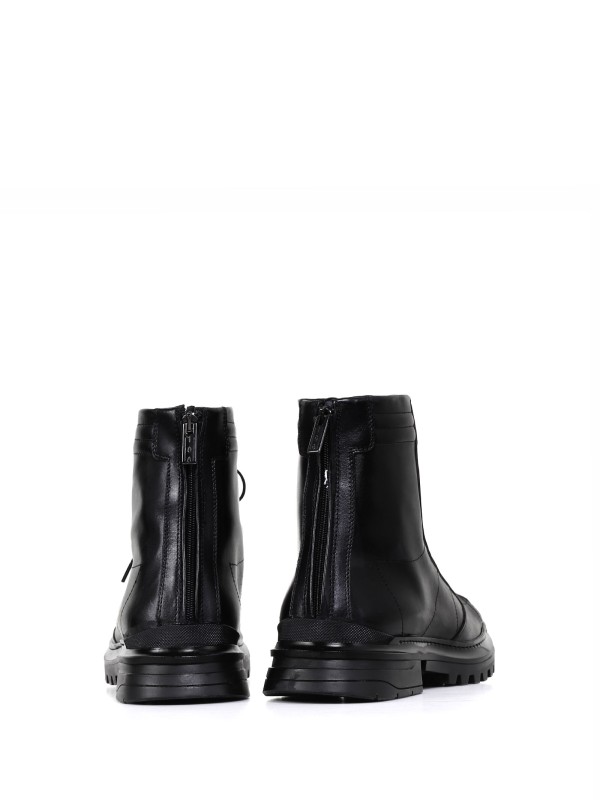 Ankle boot in leather with laces