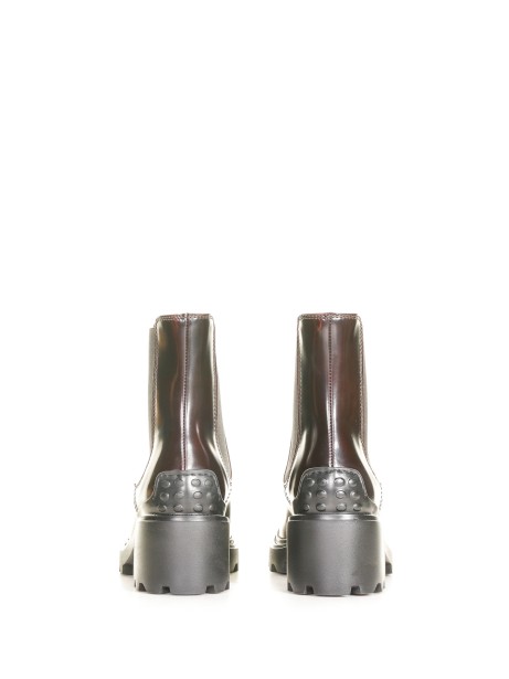 Stivaletto in pelle con macro suola