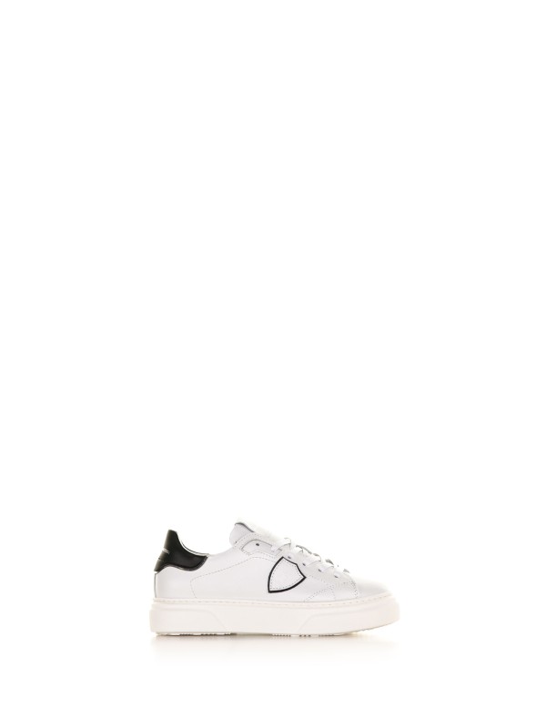 Sneaker in pelle con tallone a contrasto Sneaker in pelle con tallone a contrasto