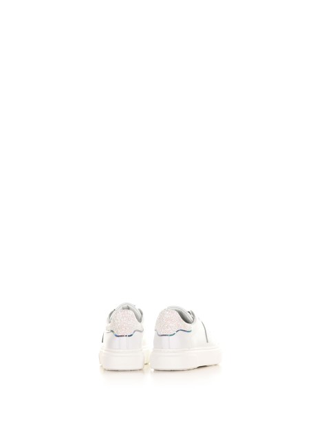 Sneaker in pelle con tallone glitterato