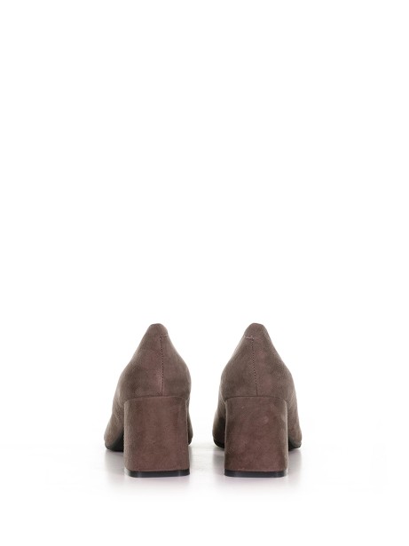 Round toe pump in suede
