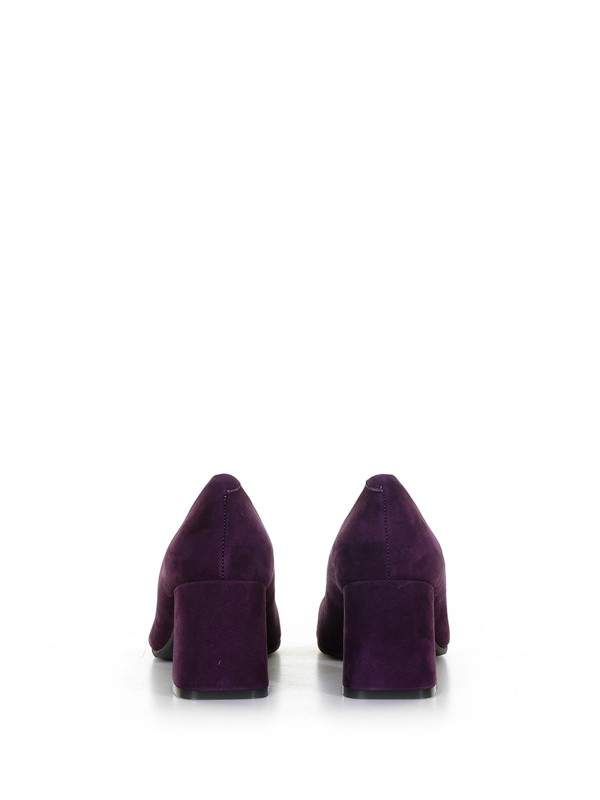 Round toe pump in suede