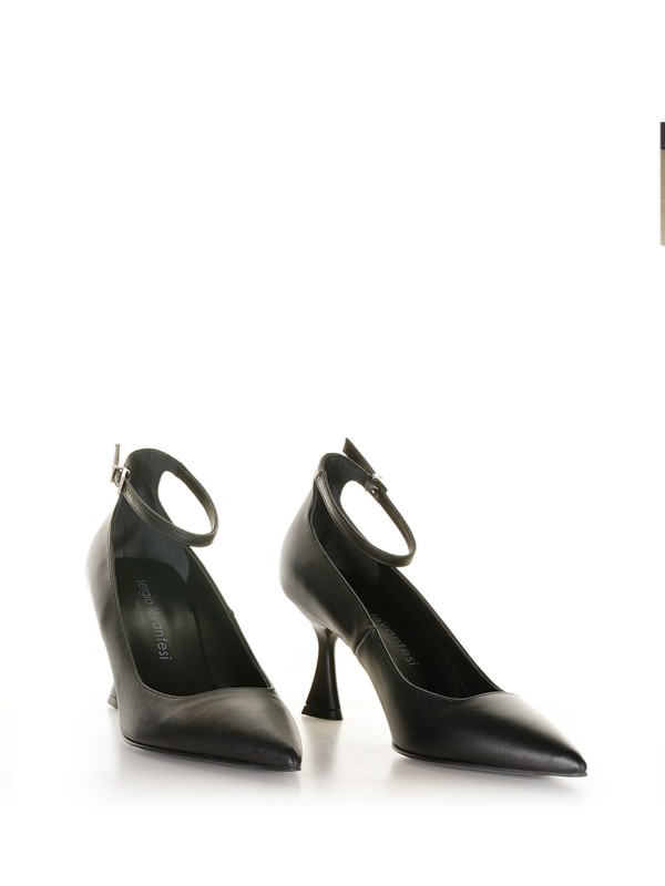 Décolleté in patent leather with strap