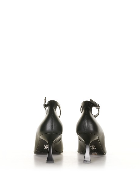 Décolleté in patent leather with strap