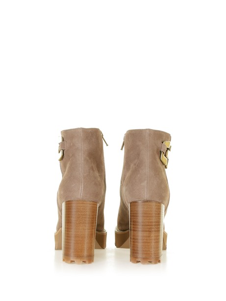 Suede ankle boot with accessory