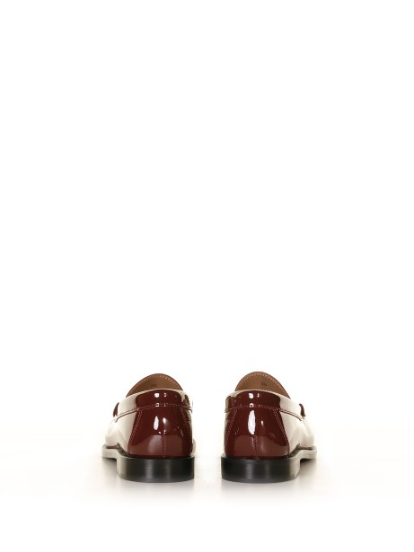 Loafer in grape color patent leather