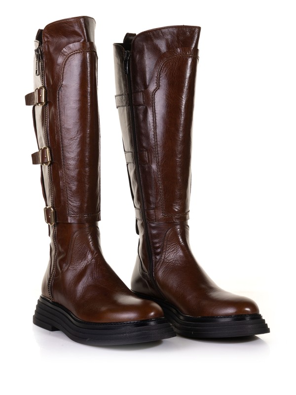 Leather boot with buckles