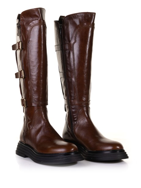 Leather boot with buckles