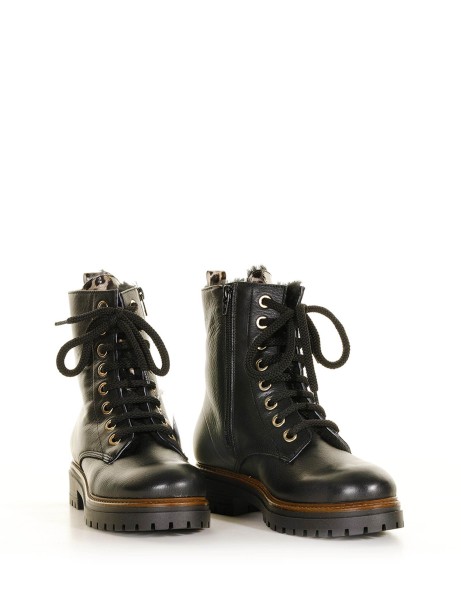 Leather ankle boot with laces