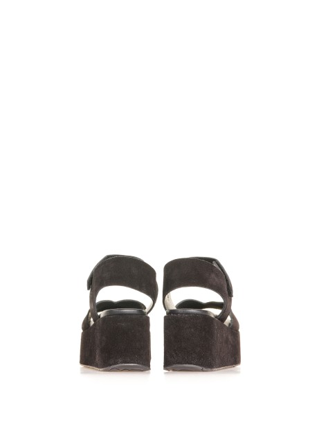 Sandalo in suede con zeppa