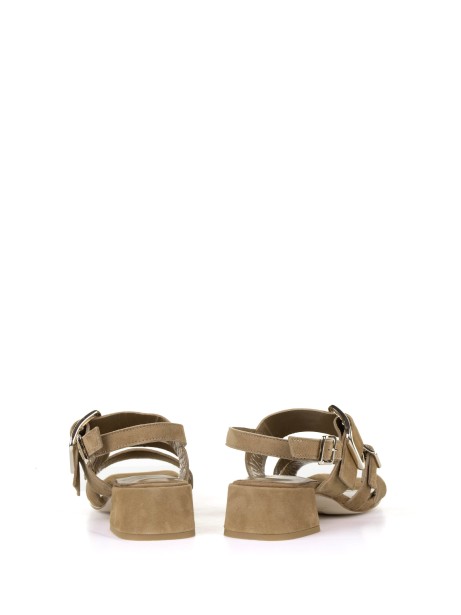 Sandalo in suede con tacco