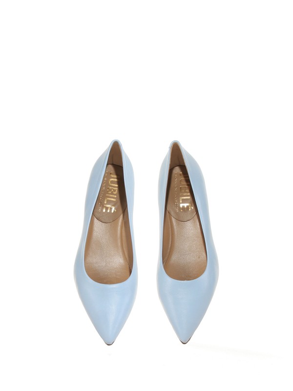 Pump in light  blue leather