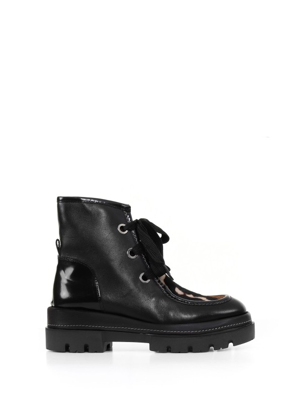 Ankle boot with animalier details