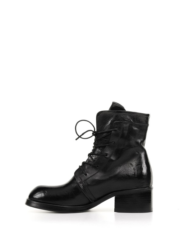 Ankle boot in leather