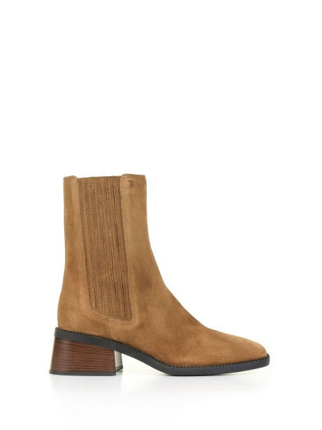 Ankle boot with square toe