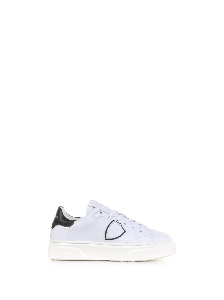 Leather sneaker with contrasting details
