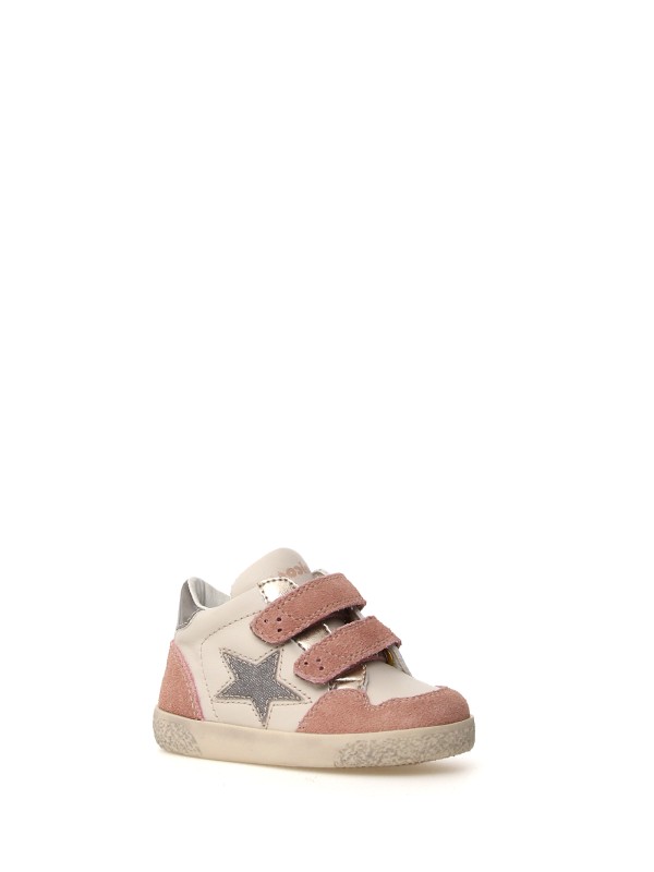 Sneaker for girls with tears