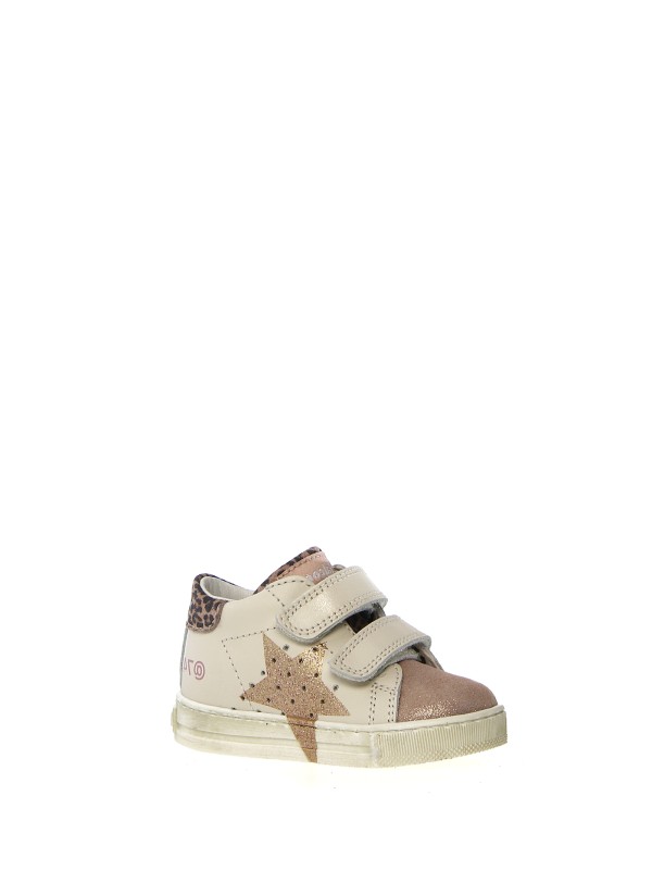 Sneaker for girls with tears