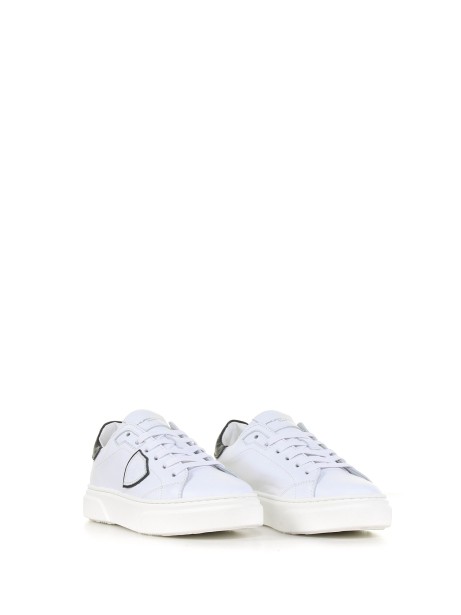 Leather sneaker with contrasting details 2