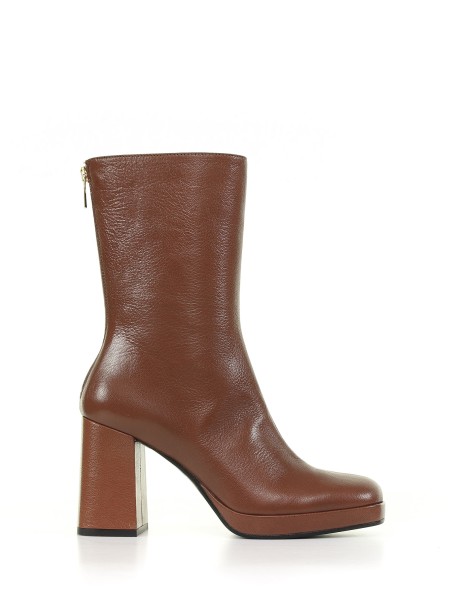 Leather ankle boot with platform