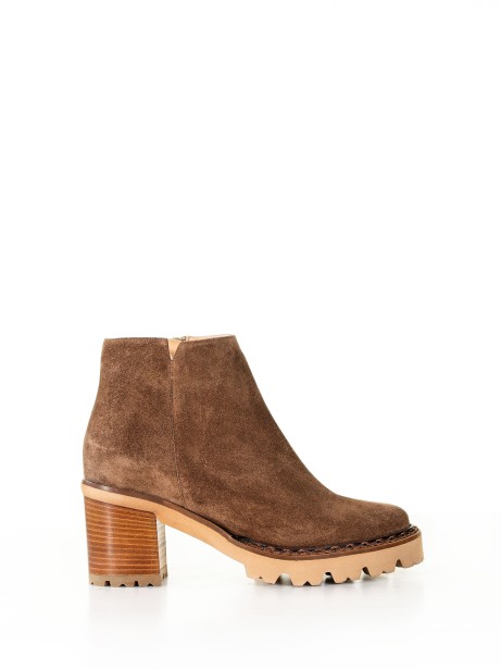 Ankle boot with side zip