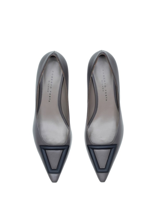 Décolleté grigio in pelle con accessorio