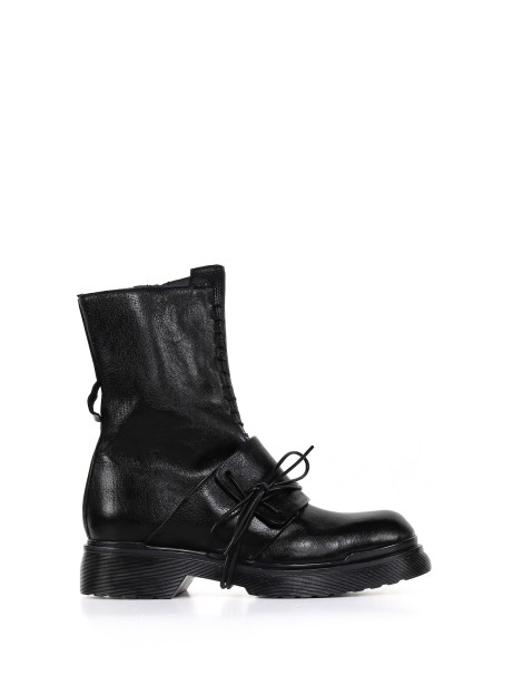 Ankle boots with laces and band