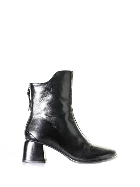 Leather ankle boot with zip
