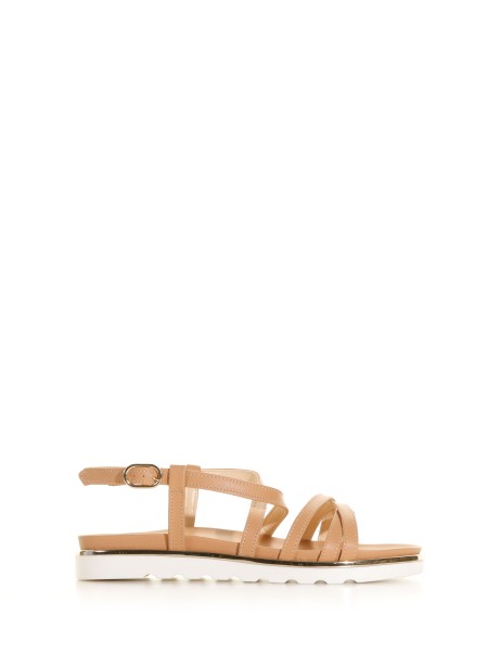 Flat sandal with cross bands