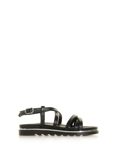 Flat sandal with cross bands